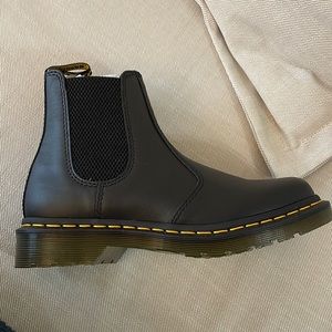 NWT Dr. Martens 2976 Chelsea Boots, Size 7